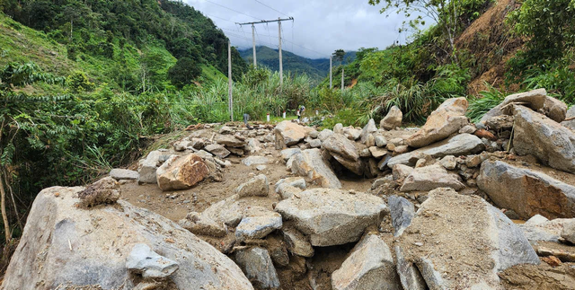 Những tảng đá khổng lồ chắn ngang đường vào xã. anh-duong-nhon-mai.png