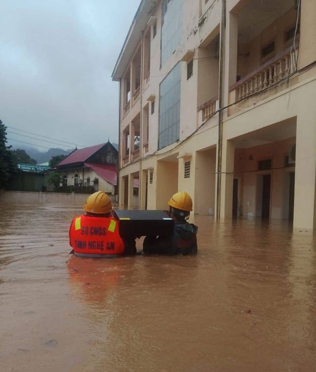 Trước tình hình nguy hiểm, xã Qùy Châu huy động lực lượng hỗ trợ di chuyển tài sản, sơ tán người dân ra khỏi vùng rủi ro. img-9445.jpg