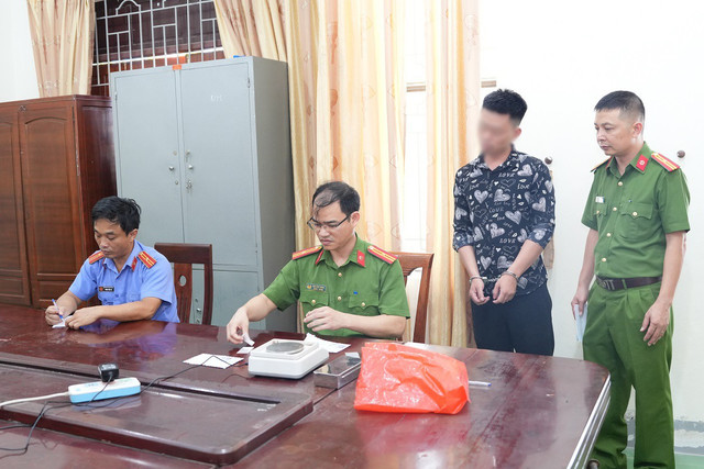 Cơ quan chức năng đang kiểm tra các tang vật liên quan. images2032044-05.jpg
