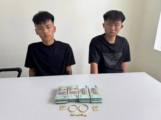 Zang Haoran và Xia Feiyang cùng tang vật tại cơ quan Công an. img-20250819-120338.jpg