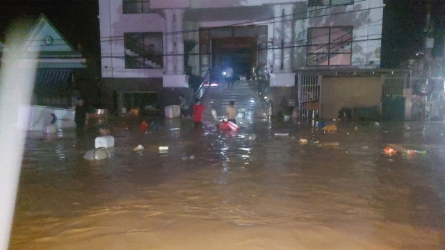 Tối qua đến sáng nay, mực nước dâng cao ở xã Mường Xén tràn vào nhà. Nhiều người dân hoảng loạn, dùng điện thoại phát trực tiếp cảnh nước dâng, bất lực nhìn dòng nước dần nhấn chìm mọi thứ. z6831340522287-02553aaa15701bdf037f4131bf611d47-194.jpg