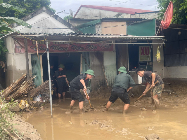 Những ngày qua, với tinh thần nhường cơm sẻ áo, các lực lượng chức năng Nghệ An tiếp tục cùng chính quyền địa phương, nhân dân triển khai các hoạt động cứu trợ và khắc phục khẩn trương những địa bàn bị ảnh hưởng bởi mưa lũ. z683804511377194296403784e23e2979af3319793e479-1753372075457685315748.jpg