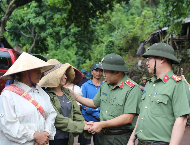 Thiếu tướng Nguyễn Hồng Nguyên, Phó Chánh Văn phòng Bộ Công an và Đại tá Đinh Việt Dũng, Giám đốc Công an tỉnh Nghệ An, thăm hỏi, động viên người dân chịu ảnh hưởng thiên tai. Ảnh: H.Hưng anh-bai.png