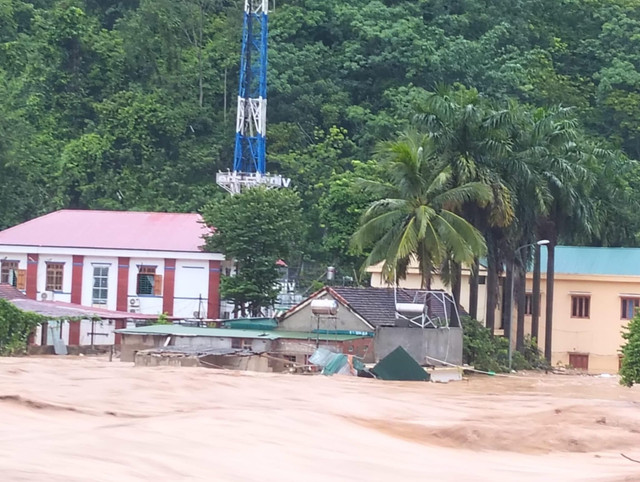 Nhiều hộ dân ở xã Mường Xén không kịp dọn đồ đạc vì nước lên quá nhanh. Dọc Quốc lộ 7 nhiều địa phương cũng trong tình trạng “báo động” phải sẵn sàng di dời vì nước sông dâng cao và nhiều đoạn Quốc lộ 7 đã ngập sâu. img-8587.jpg