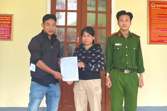 Trước sự chứng kiến của đại diện Công an xã Bình Hợp, chị Nguyễn Hải Thủy đã chuyển trả toàn bộ số tiền gần 900 triệu đồng cho anh Lê Minh Trí. anh.png