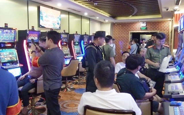 Lực lượng chức năng đột kích "ổ đánh bạc" King Club anh-bai-2.png
