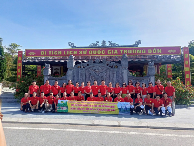 Nhiều đoàn du khách lưu lại những hình ảnh sẽ là những kỷ niệm khó quên khi về với Truông Bồn. img-8614.jpg