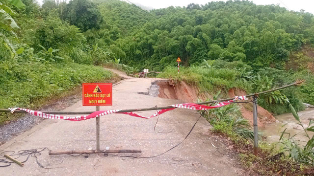 Cảnh báo không cho người dân và phương tiện qua lại tuyến đường bị sạt lở nhằm đảm bảo an toàn. 32e52f8c099080ced981.jpg
