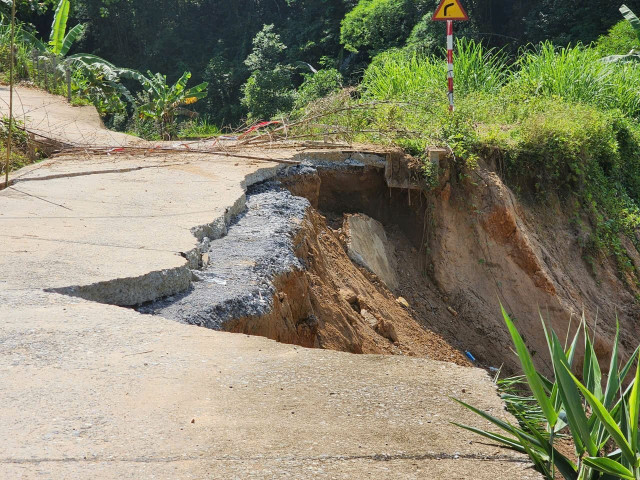 Sạt lở nghiêm trọng dọc suối Son sau cơn bão số 3. satlo.jpg