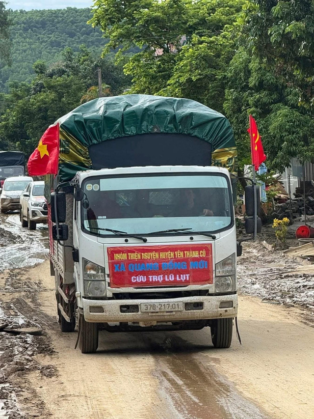 Nhiều ô tô ngược lên miền Tây xứ Nghệ mang hàng hóa cứu trợ đến với đồng bào. img-8626.jpg
