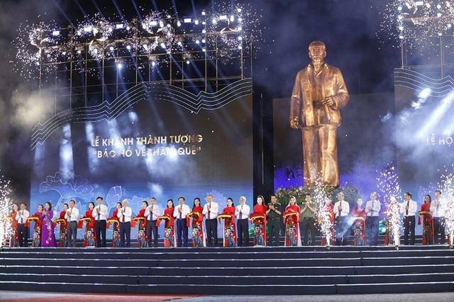 Tổng Bí thư Tô Lâm cùng các đồng chí lãnh đạo, nguyên lãnh đạo Đảng, Nhà nước và lãnh đạo tỉnh Nghệ An cắt băng khánh thành tượng Bác Hồ về thăm quê tp-58-2378-9997.jpg
