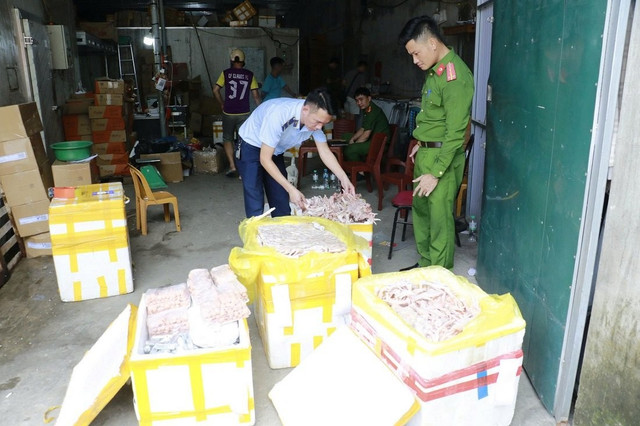 Lực lượng chức năng kiểm tra và phát hiện 3.600 chiếc chân gà đông lạnh, 500 xúc xích phô mai và 500 nem chua thịt, tất cả đều đóng trong bao bì đơn giản, không nhãn mác... c2-compressed.jpg