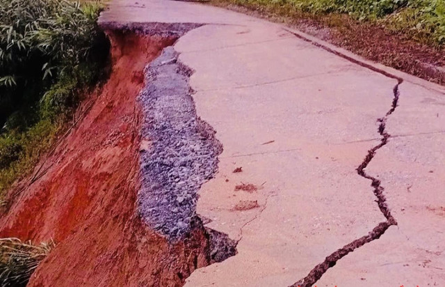 Đoạn đường bị đứt gãy, sạt lở taluy âm nghiêm trọng với chiều dài hơn 100m. 68859b2a4116fe702399713d.jpg