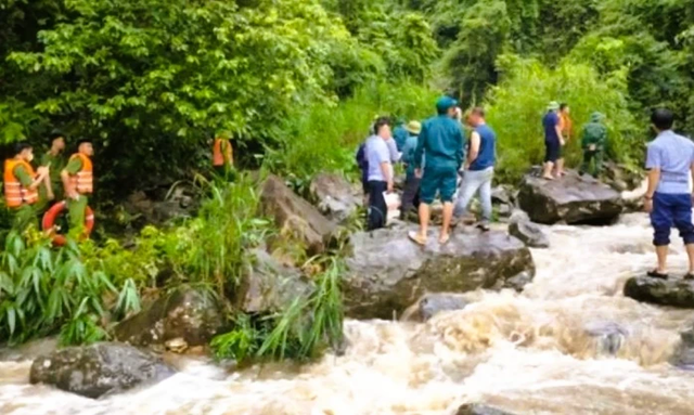 Thi thể cháu Sùng Thị S. đã được lực lượng chức năng tìm thấy cách hiện trường xảy ra sự việc khoảng 40m về phía hạ lưu. anh-bai-3544.png