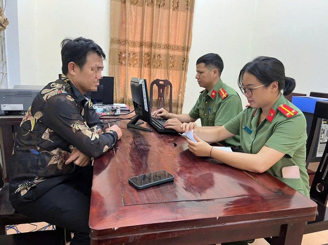 L.V. Ph. tại xơ quan Công an. images2032885-z6899683020595-90a33d099fa25ae38fb1d20a5717b228.jpg