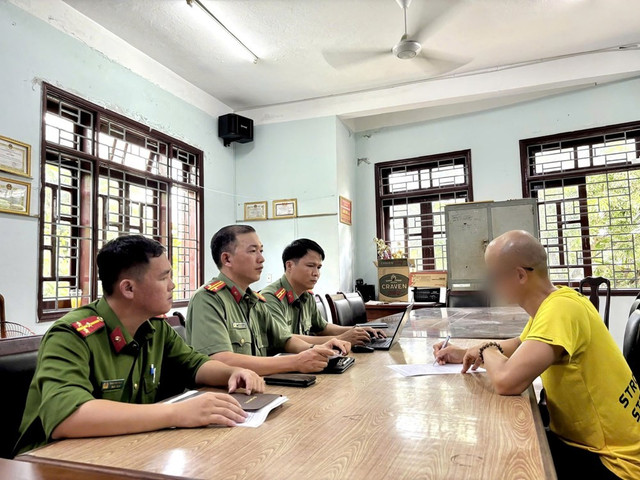 Ông V.N.T tại cơ quan Công an. 5b92-xhjq.jpg