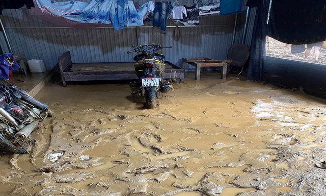 Nước lũ rút đi để lại lớp bùn đất dày đặc trong nhà dân ở bản Sàn, xã Hữu Khuông (Nghệ An). z6910352521052-8609a998ebb419beb261c6a98e01a3d0.jpg
