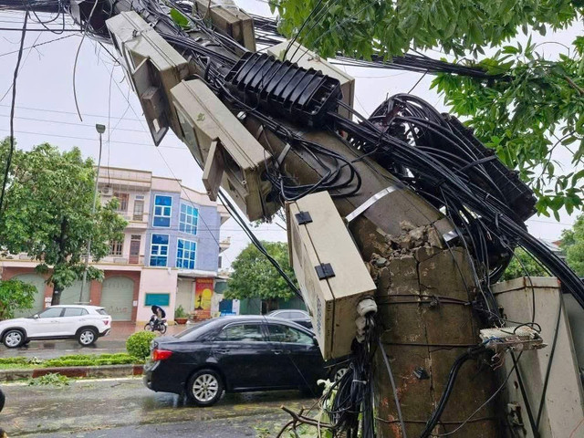 Hệ thống cột điện bị gãy đổ chắn ngang đường gây mất an toàn. image.jpg