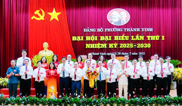 Bí thư Tỉnh uỷ Nguyễn Đức Trung và Phó Bí thư Thường trực Hoàng Nghĩa Hiếu tặng hoa chúc mừng 23 người được chỉ định tham gia Ban chấp hành Đảng bộ phường Thành Vinh nhiệm kỳ 2025 - 2030. 4a37f2e7-3837-4fd2-ae49-b3be6b3b2d22.jpg