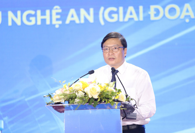Đồng chí Lê Hồng Vinh - Phó Bí thư Tỉnh ủy, Chủ tịch UBND tỉnh Nghệ An phát biểu tại điểm cầu Bệnh viện Ung bướu Nghệ An. khanh-thanh-benh-vien-hung-buou-nghe-an-cung-nhieu-cong-trinhtronng-diem-toan-quoc3-17555765668432019284347.jpg