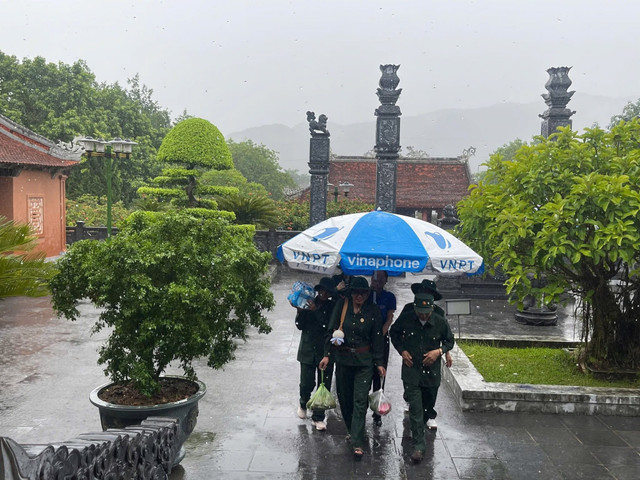 Cuối tháng 7, mỗi ngày có hàng nghìn lượt du khách, cựu binh đến viếng 13 liệt sĩ thanh niên xung phong cũng như phần mộ của những liệt sĩ khác trong khuôn viên di tích Truông Bồn. img-8617.jpg