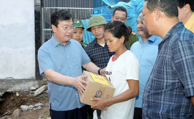 Bí thư Tỉnh ủy Nghệ An Nguyễn Đức Trung chia sẻ với những mất mát, thiệt hại nặng nề của những gia đình có nhà bị cuốn trôi. Ảnh: Phạm Bằng bt1-nen-150kb.jpg