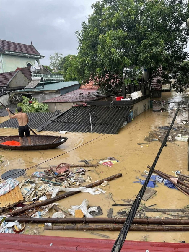 Ông Nguyễn Thanh Hoài, Bí thư Đảng ủy xã Quỳ Châu (Nghệ An), chia sẻ: “Đây là cơn lũ lịch sử chưa từng xảy ra trên địa bàn. Ông bà cao tuổi trong xã cũng khẳng định chưa bao giờ chứng kiến mực nước lên nhanh và cao đến như vậy. Nhiều xóm, bản bị nhấn chìm, cảnh tượng chưa từng có”. img-9442.jpg