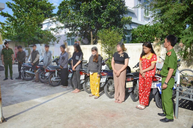Các đối tượng cùng tang vật tại cơ quan Công an. 14-8-cap-hai-van-1-1.jpg