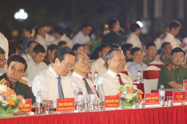 Tổng Bí thư Tô Lâm và các đồng chí lãnh đạo, nguyên lãnh đạo Đảng, Nhà nước, lãnh đạo tỉnh Nghệ An dự lễ Khai mạc Lễ hội Làng Sen và Khánh thành tượng Bác Hồ về thăm quê. tp-55-2425-4774.jpg