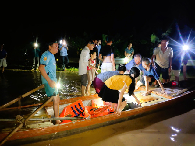 Chính quyền địa phương sử dụng xuồng đưa dân ra khỏi vùng nguy hiểm, đảm bảo an toàn tối đa tính mạng và tài sản. 5219749271221153057569358297160519552376140968n-17532906088071189392439.jpg