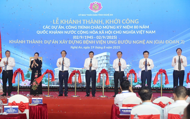 Các đại biểu cắt băng khánh thành Bệnh viện Ung bướu Nghệ An giai đoạn 2. anh-bai.png