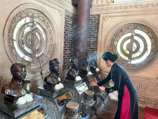 Bà Trần Thị Mỹ Hạnh - Giám đốc Sở Văn hóa, Thể thao và Du lịch Nghệ An cùng đoàn về dâng hương tưởng niệm các anh hùng liệt sĩ. img-8613.jpg