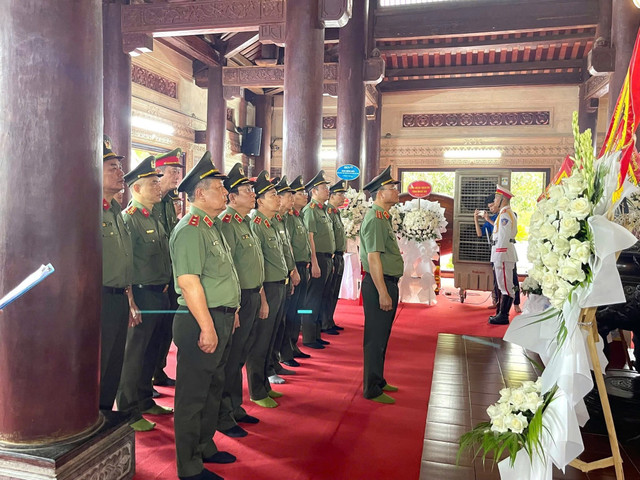 Thứ trưởng Bộ Công an, Trung tướng Phạm Thế Tùng cùng đoàn công tác dâng hương tưởng niệm các anh hùng liệt sĩ Truông Bồn ngày 21/7/2025. img-8612.jpg