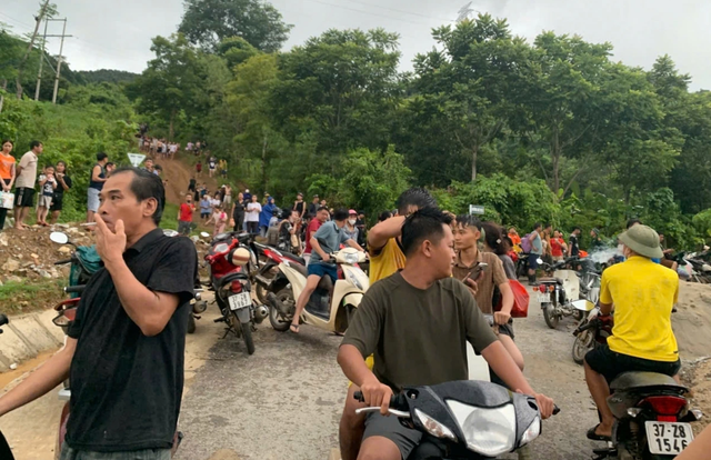 Người dân vùng lũ Nghệ An hoảng loạn vì thông tin vỡ đập Thủy điện Bản Vẽ. anh-tt.png