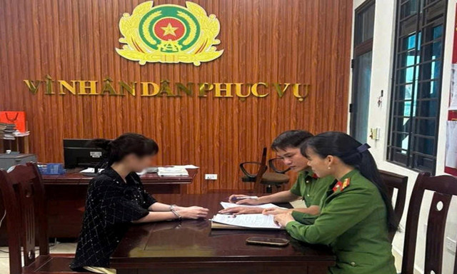 Ngô Thị Oanh tại cơ quan Công an. a1.jpg