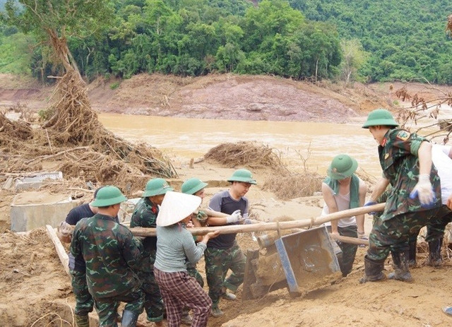 Bộ Chỉ huy Quân sự tỉnh Nghệ An phát hiện một két sắt bị lũ cuốn, vùi sâu dưới lớp đất. hhhh.jpg