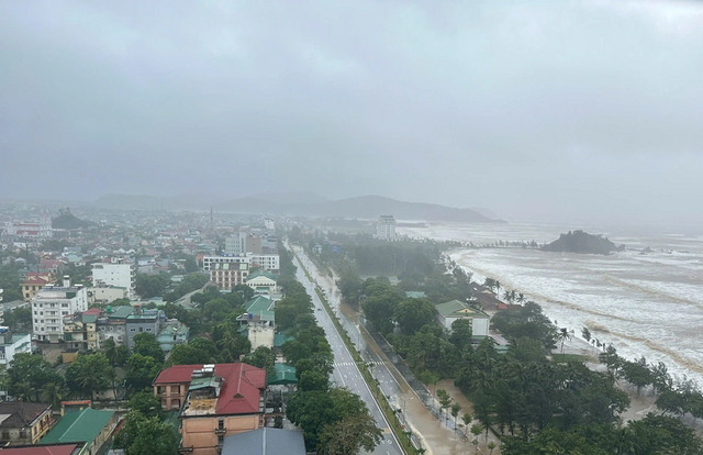Theo Trung tâm Dự báo Khí tượng thủy văn Quốc gia, bão số 5 sẽ đổ bộ vào đất liền trong vài giờ nữa. Khu vực đổ bộ là Nam Thanh Hóa đến Hà Tĩnh, trọng tâm là tỉnh Nghệ An. anh-bai.png