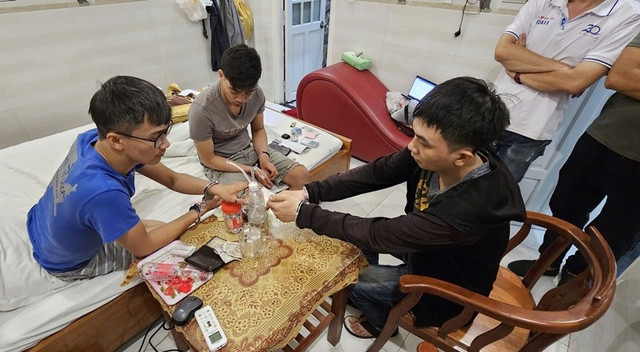 Lực lượng chức năng phát hiện 3 đối tượng có hành vi sử dụng trái phép chất ma túy tại một khách sạn. 1000008378.jpg