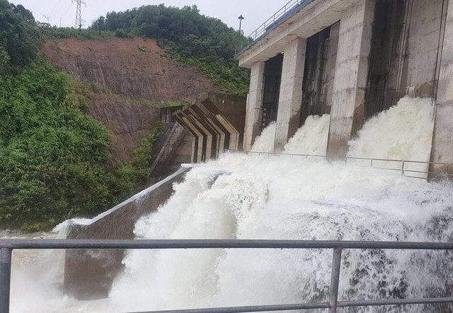 Để ứng phó với bão số 3 (bão Wipha), nhiều hồ thuỷ điện trên địa bàn tỉnh Nghệ An xả nước với lưu lượng lớn. mua-don-dap-hang-loat-ho-thuy-dien-nghe-an-xa-nuoc-de-don-lu3-17267227561672143089420-1753157827.jpg