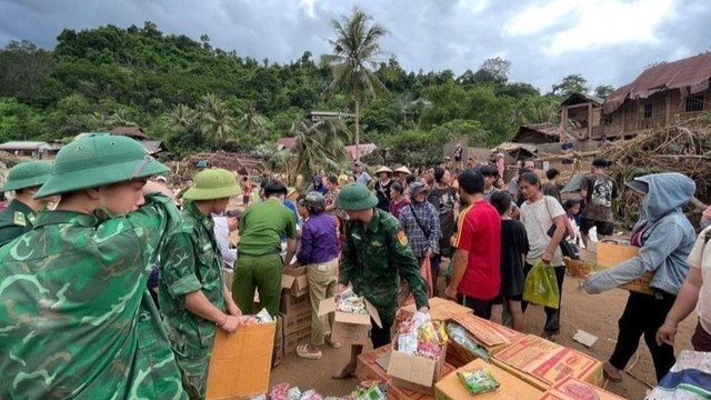 Cán bộ, chiến sĩ Đồn Biên phòng Mỹ Lý phân bổ nhu yếu phẩm do máy bay trực thăng của Bộ Quốc phòng thả xuống để hỗ trợ nhân dân. 91664929am-crop-6464926am-1200-6464926am39164901am101-6368.jpg