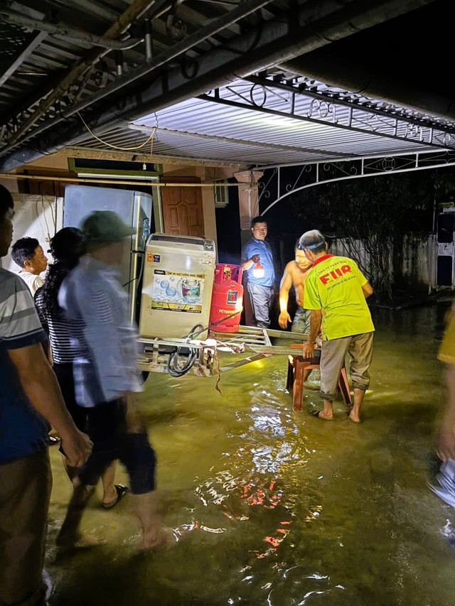 Một số người dân tranh thủ dùng xe thô sơ để di chuyển tài sản chạy đua với nước lũ. 5240253051221153060149358292472368589646235807n-1753290608938197109524.jpg