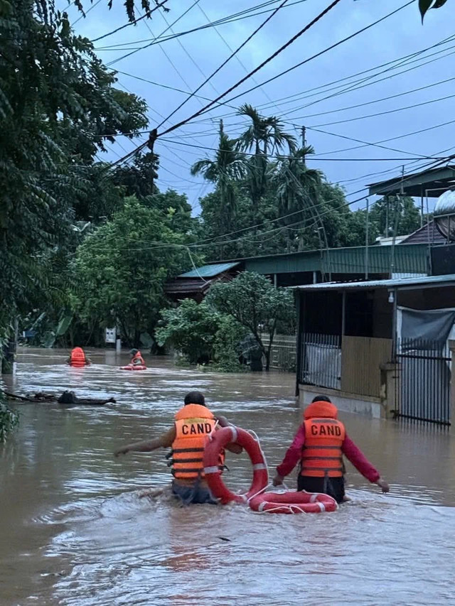 Nhiều tuyến đường và nhà dân bị ngập sâu ở phường Thái Hòa (Nghệ An). img-9450.jpg