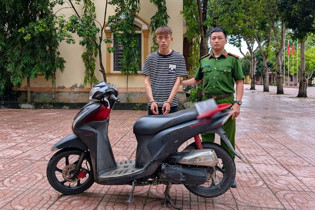Nguyễn Văn Chương cùng tang vật tại cơ quan Công an. images2030812-z6846893842446-2dbbd916af5d91c4660b604806705183.jpg