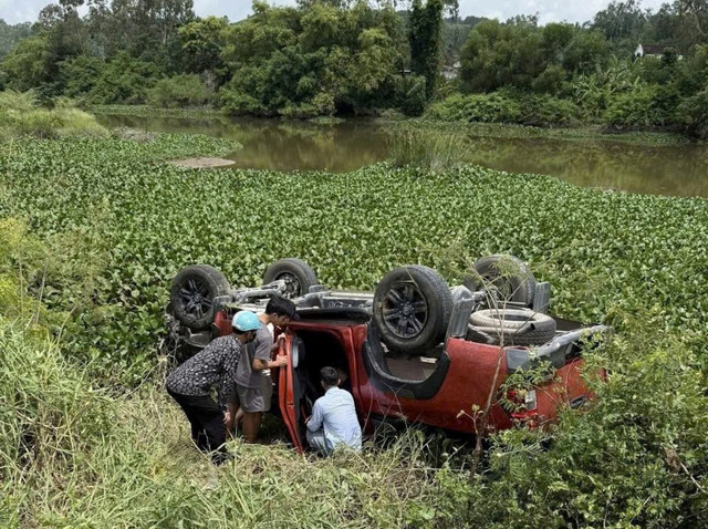 Tại hiện trường, xe ô tô bị hư hỏng phần đầu, nằm lật ngửa nằm ở mép sông. nu-1-1755934952812538708962.jpg