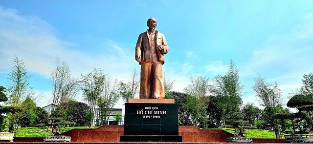 Tượng đài “Bác Hồ về thăm quê” được đặt tại sân vận động xã Kim Liên. img-7660.jpg