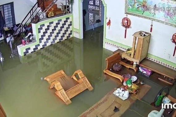 Xót xa trước hình ảnh miền Trung chìm trong biển nước