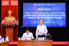 Trưởng Ban chỉ đạo thi tốt nghiệp THPT Quốc gia Phạm Ngọc Thưởng, Thứ trưởng Bộ GD&ĐT (phải ảnh) phát biểu, điều hành tại cuộc họp báo