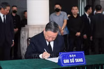 Đoàn Ban chấp hành Trung ương Đảng do Tổng Bí thư Tô Lâm dẫn đầu đi vòng quanh linh cữu xúc động vĩnh biệt nguyên Chủ tịch nước Trần Đức Lương. Ảnh: TTXVN