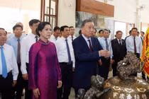 Tổng Bí thư, Chủ tịch nước Tô Lâm dâng hương tưởng nhớ Chủ tịch Hồ Chí Minh tại Thái Lan