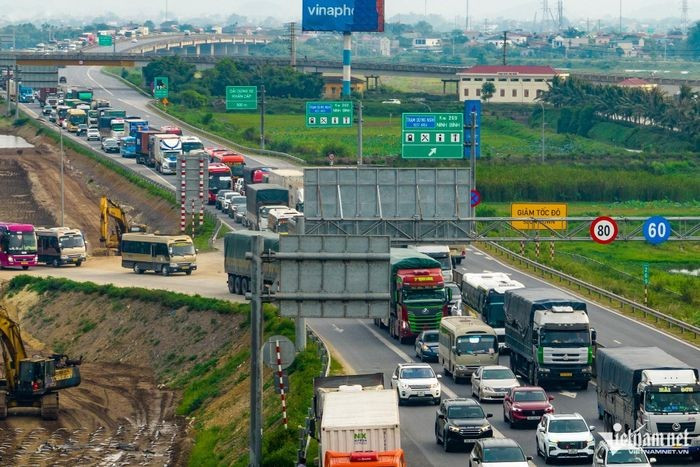 Cao tốc này cho phép ô tô con chạy tốc độ 90km/h, nhưng đến khu vực có công trường giảm dần từ 80km/h xuống 60km/h.